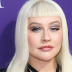 Christina Aguilera, fyrtio, Bär inget annat än en vit kofta & Svarta byxor i sexiga nya Polaroi...